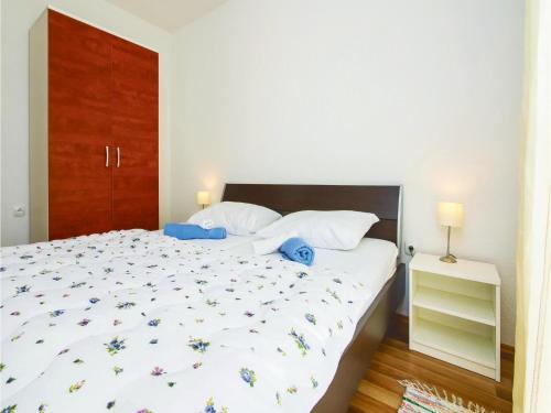 Three-bedroom Apartment In Mali Rat