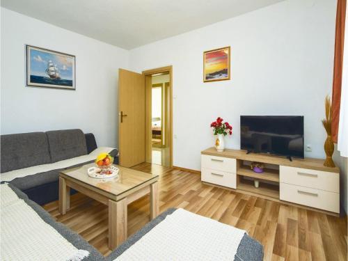 Three-bedroom Apartment In Mali Rat