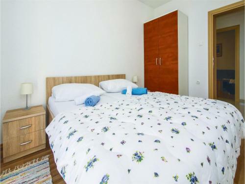 Three-bedroom Apartment In Mali Rat