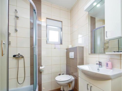 Three-bedroom Apartment In Mali Rat