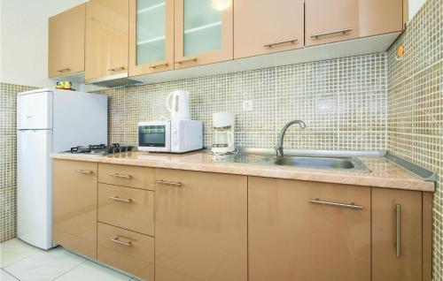 Three-bedroom Apartment In Mali Rat