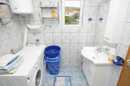 Apartments With A Parking Space Supetar (brac) - 5627