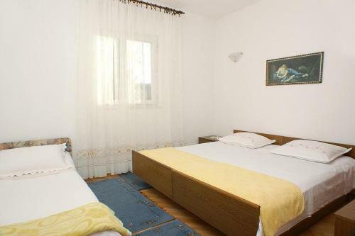 Apartments With A Parking Space Mirca (brac) - 730