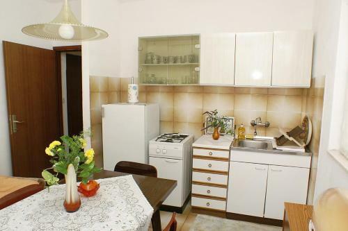 Apartments With A Parking Space Mirca (brac) - 730