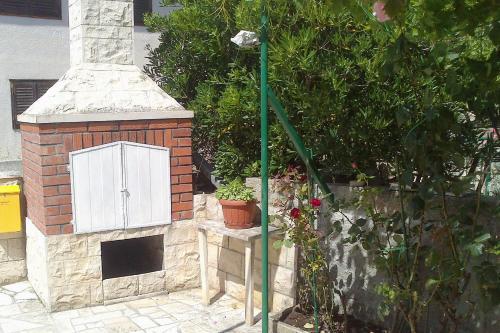 Apartments With A Parking Space Mirca (brac) - 730