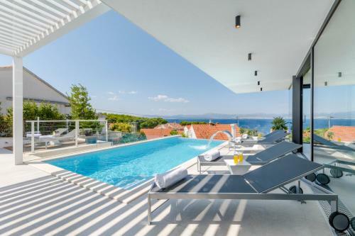 Sutivan Villa Sleeps 6 Pool Wifi
