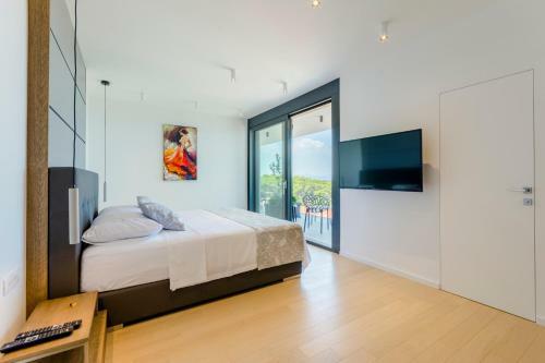 Sutivan Villa Sleeps 6 Pool Wifi