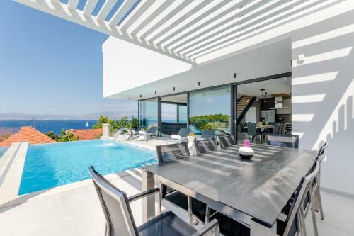 Sutivan Villa Sleeps 6 Pool Wifi