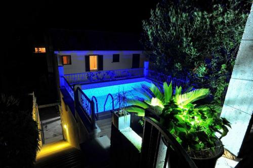 Apartments With A Swimming Pool Sutivan (brac) - 16235