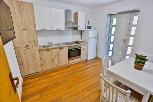 Apartments With A Parking Space Sutivan (brac) - 752