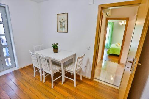 Apartments With A Parking Space Sutivan (brac) - 752