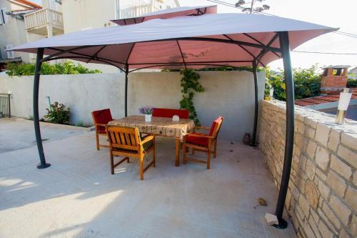 Apartments With A Parking Space Sutivan (brac) - 752