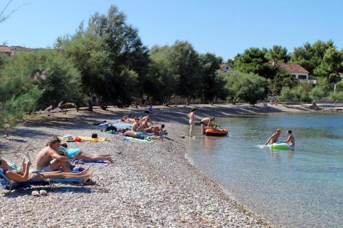Apartments With A Parking Space Sutivan (brac) - 752