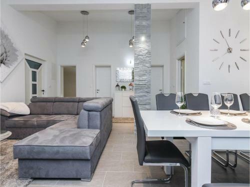 Five-bedroom Holiday Home In Sveti Petar