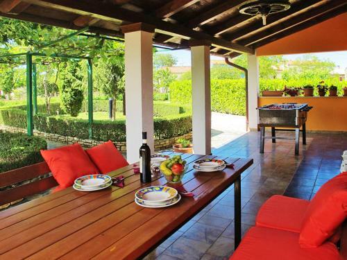 Holiday Home Nikolina (roj412)
