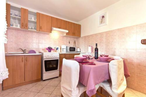 Holiday Home Nikolina (roj412)