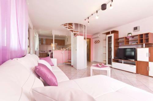 Holiday Home Nikolina (roj412)