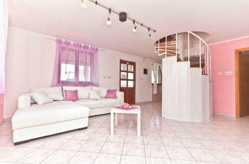 Holiday Home Nikolina (roj412)