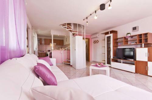 Holiday Home Nikolina (roj412)