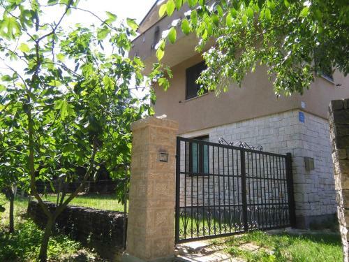 Holiday House Desy Tar