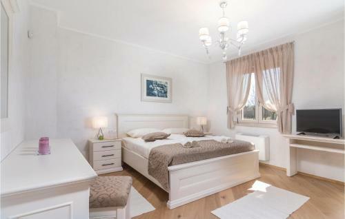 Five-bedroom Holiday Home In Tinjan