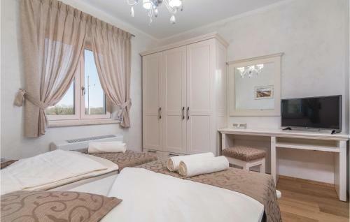 Five-bedroom Holiday Home In Tinjan