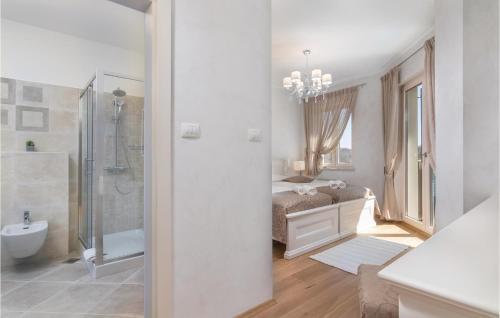 Five-bedroom Holiday Home In Tinjan