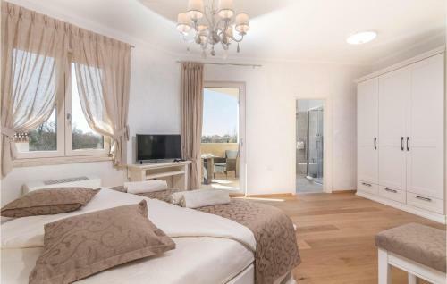 Five-bedroom Holiday Home In Tinjan