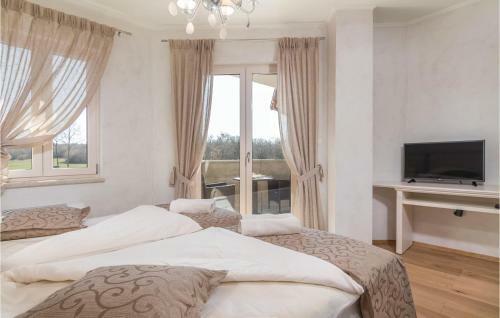 Five-bedroom Holiday Home In Tinjan
