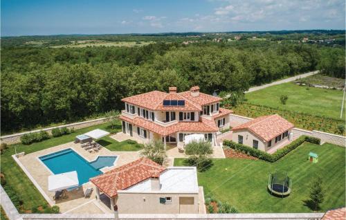 Five-bedroom Holiday Home In Tinjan