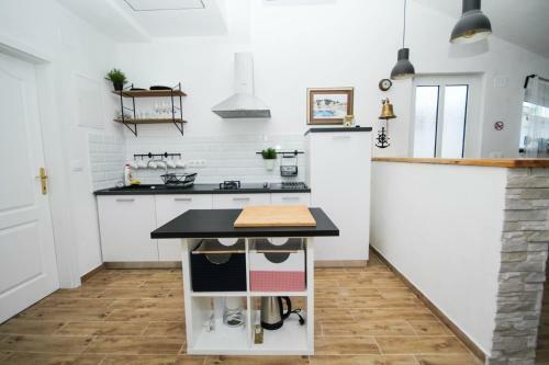 Lola's Apartments