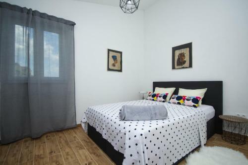 Lola's Apartments