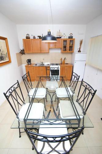 Lola's Apartments