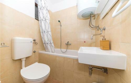 Two-bedroom Holiday Home In Trilj