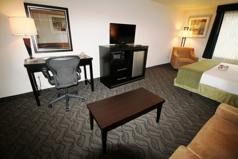 Hotel Quality Inn & Suites Airport West