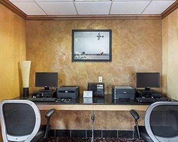 Hotel Comfort Suites Airport
