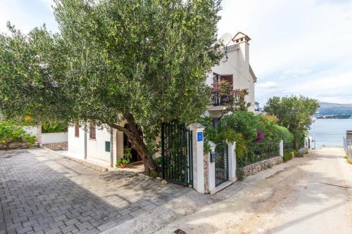 Apartment Okrug Gornji 2792b