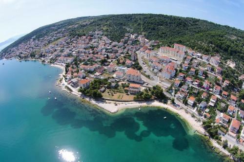 Apartments With A Parking Space Mastrinka (ciovo) - 11283