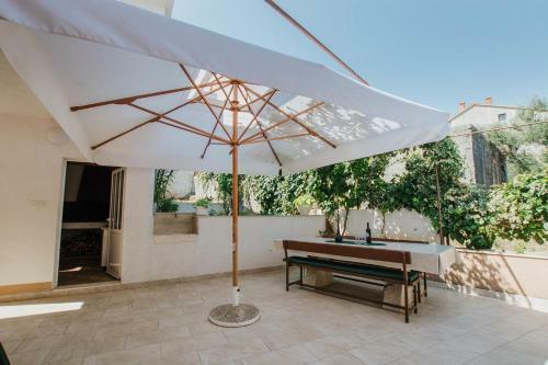 Apartment Arbanija 1085c