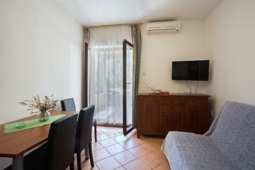 Apartments With A Parking Space Ugljan - 8241