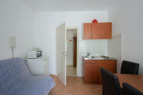 Apartments With A Parking Space Ugljan - 8241