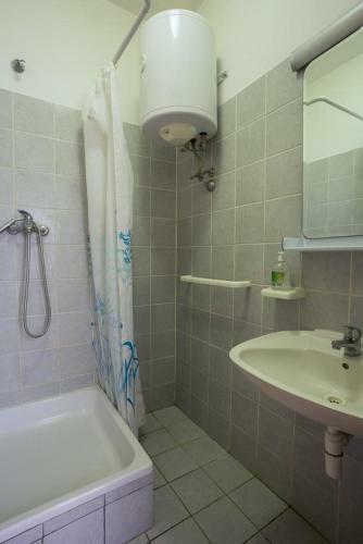 Apartments With A Parking Space Ugljan - 8241