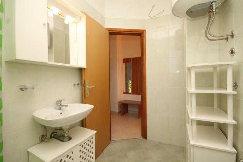 Apartments With A Parking Space Ugljan - 8430