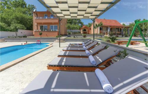 Three-bedroom Holiday Home In Ugljane