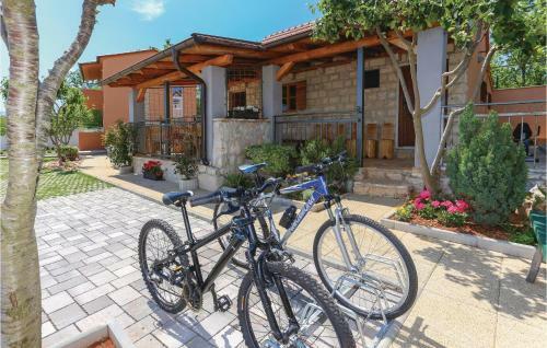 Three-bedroom Holiday Home In Ugljane