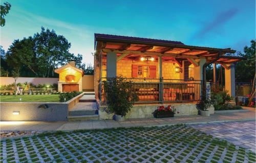 Three-bedroom Holiday Home In Ugljane
