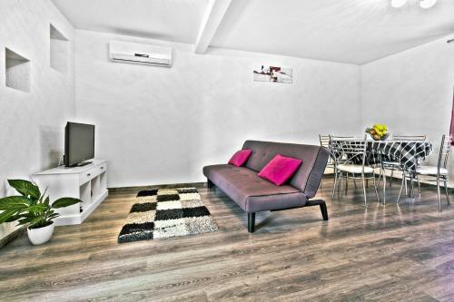 Cici House With Apartment