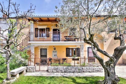 Cici House With Apartment