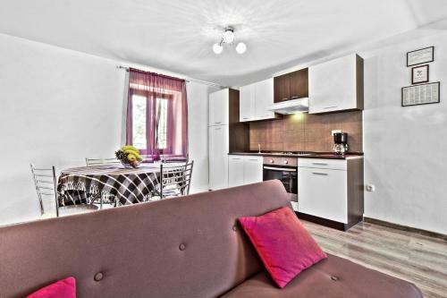 Cici House With Apartment