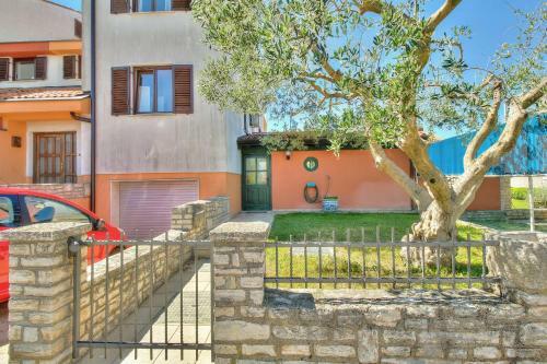 House With Apartment Degy